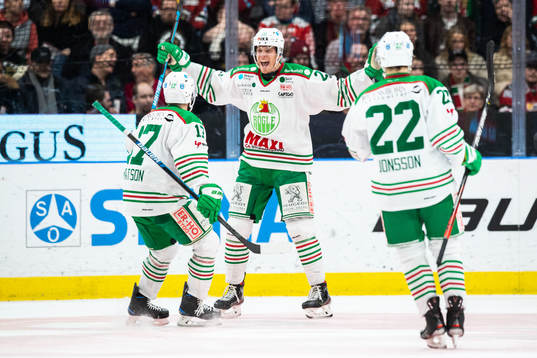 Rögles Hampus Gustafsson jublar med lagkamrater