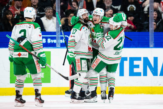 Rögles Hampus Gustafsson jublar med lagkamrater