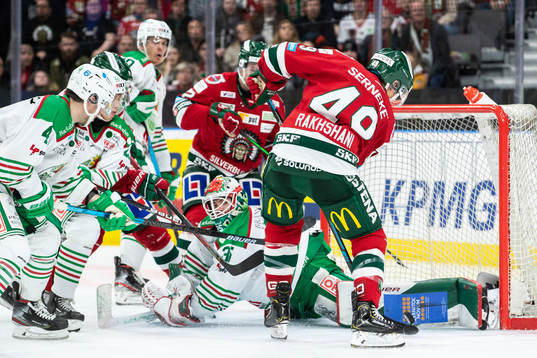 Frölundas Rhett Rakhshani mot Rögles målvakt Roman Will