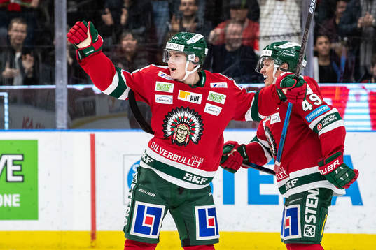 Frölundas Jacob Peterson jublar med Rhett Rakhshani