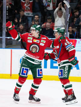 Frölundas Jacob Peterson jublar med Rhett Rakhshani