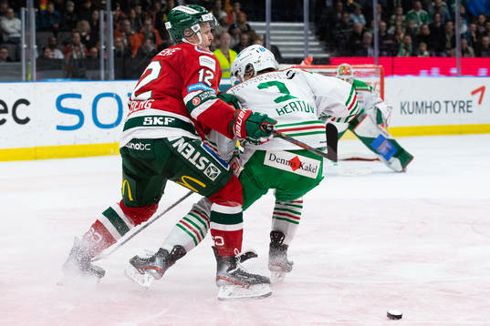 Frölundas Max Friberg tacklas av Rögles Daniel Bertov