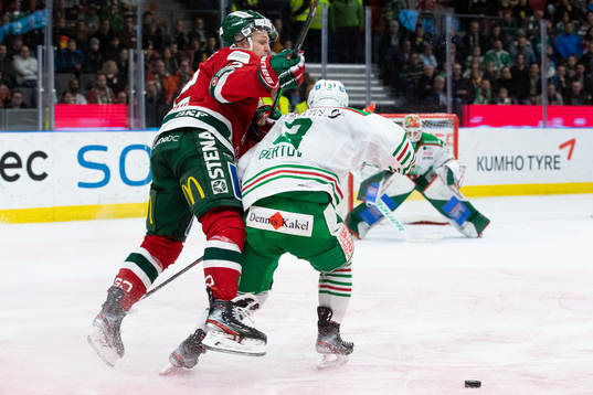 Frölundas Max Friberg tacklas av Rögles Daniel Bertov