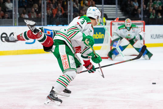 Frölundas Max Friberg tacklas av Rögles Daniel Bertov