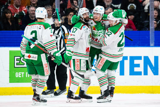 Rögles Hampus Gustafsson jublar med lagkamrater
