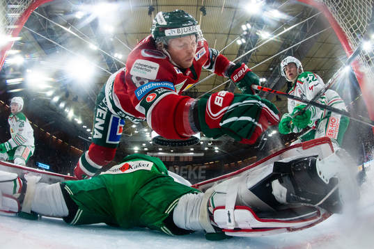 Frölundas Ryan Lasch kolliderar med Rögles målvakt Roman