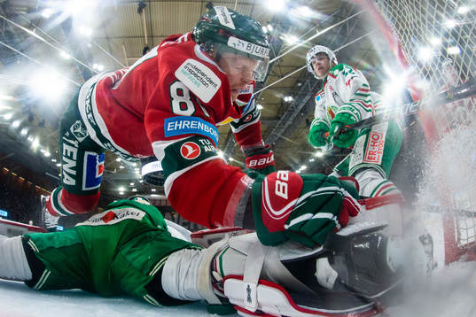 Frölundas Ryan Lasch kolliderar med Rögles målvakt Roman