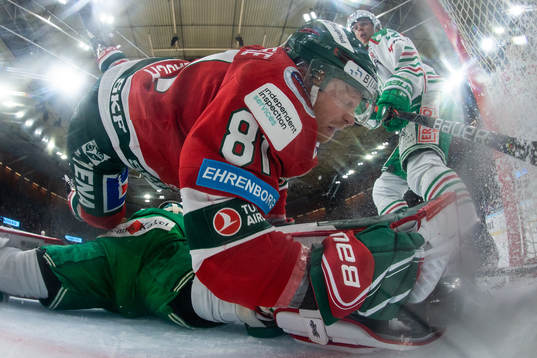 Frölundas Ryan Lasch kolliderar med Rögles målvakt Roman