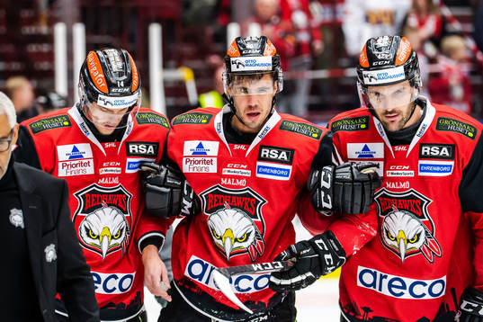 Malmö Redhawks Jesper Jensen får hjälp av isen