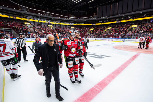 Malmö Redhawks Jesper Jensen får hjälp av isen