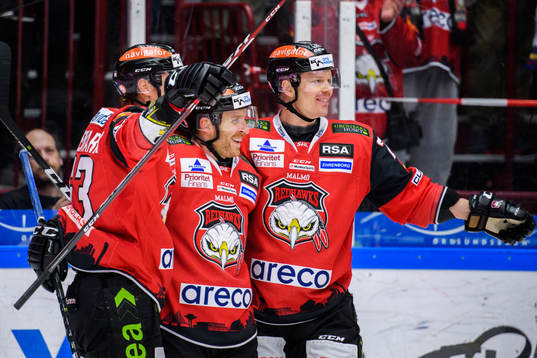 Malmö Redhawks Frederik Storm jublar ihop med Fredrik