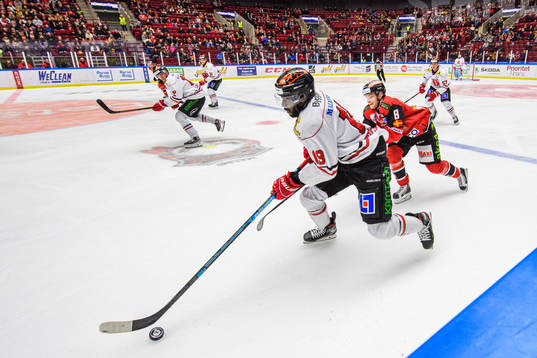 Örebros Daniel Muzito Bagenda och Malmö Redhawks Johan