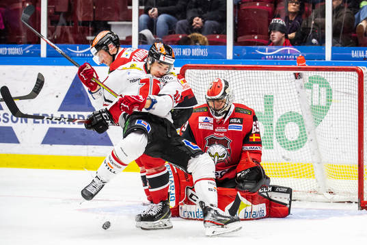 Örebros Shane Harper och Malmö Redhawks målvakt Oscar