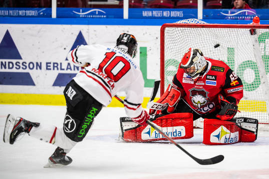 Örebros Shane Harper gör det matchavgörande 2-3 målet i