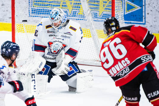 Luleås Robin Kovacs sätter 2-0 bakom Linköpings målvakt