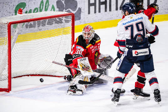 Linköpings Broc Little gör 2-1 bakom Luleås målvakt