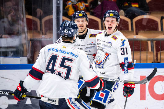 Linköpings Olle Lycksell jublar med lagkamrater