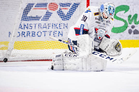 Luleås Einar Emanuelsson (ej i bild) gör 3-2 bakom