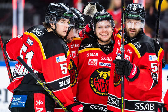 Luleås Einar Emanuelsson jublar med lagkamrater