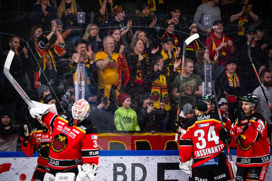 Luleås spelare tackar supportrar och jublar