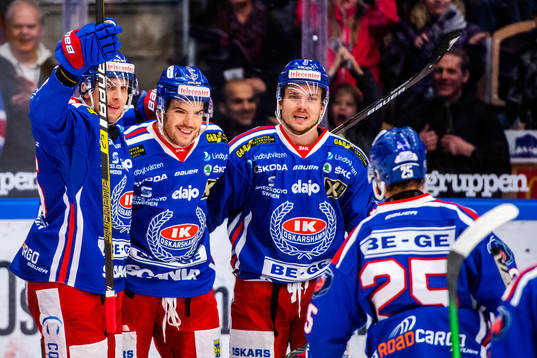 Oskarshamns Simon Després jublar med lagkamrater