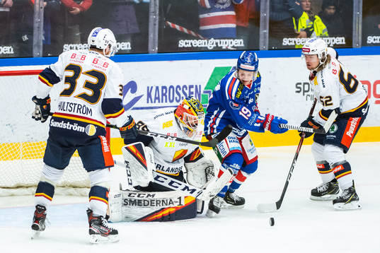 Oskarshamns Tyler Kelleher och Djurgårdens målvakt Niklas