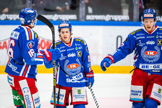 Oskarshamns Tyler Kelleher jublar med lagkamrater