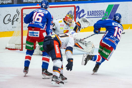 Oskarshamns Tyler Kelleher gör här 2-3