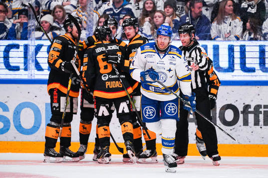 Skellefteås Tom Pyatt jublar med lagkamrater