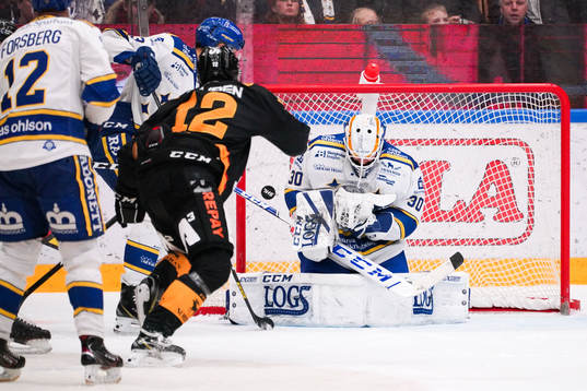 Leksands målvakt Janne Juvonen räddar