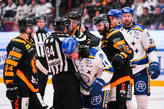 Joakim Lindström och Leksands Oskar Lang i bråk
