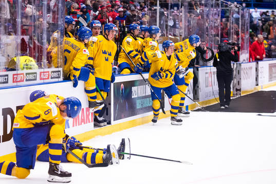 Players of Sweden look dejected