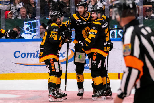 Skellefteås Petter Granberg jublar med lagkamrater
