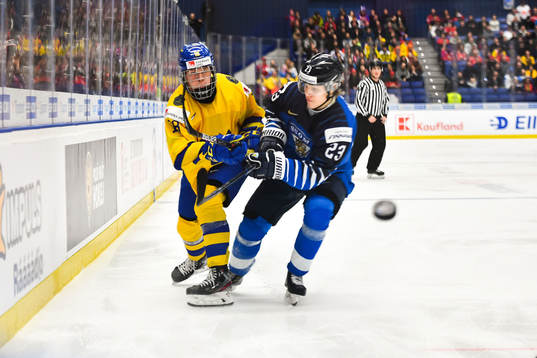 Lucas Raymond of Sweden and Ville Petman of Finland