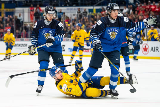 Linus Öberg of Sweden against Anttoni Honka and Ville