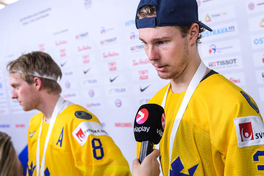 Rasmus Sandin and goalkeeper Hugo Alnefelt of Sweden