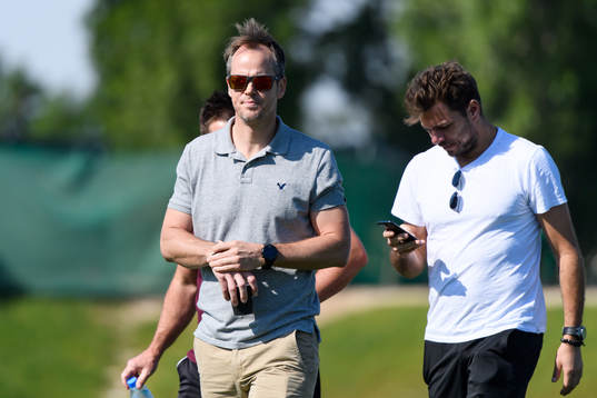 Magnus Norman and Stanislas Wawrinka watches a training