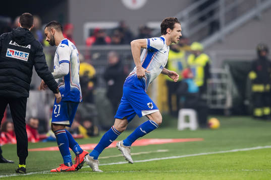 Albin Ekdal changes with Fabio Quagliarella of Sampdoria