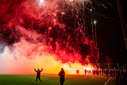 Spelarna välkomnas med fyrverkeri och pyroteknik