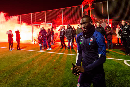 Ravy Tsouka gör entré till en fotbollsträning med