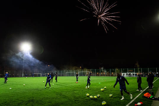 Spelarna välkomnas med fyrverkeri och pyroteknik