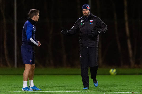 Tränare Olof Mellberg instruerar Brandur Hendriksson