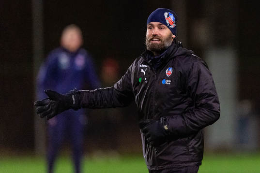 Tränare Olof Mellberg instruerar spelarna