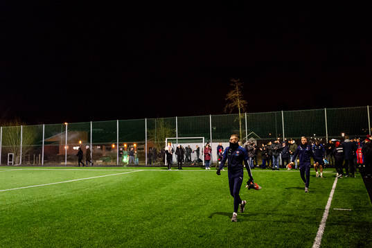 Spelare gör entré till en fotbollsträning med Helsingborg