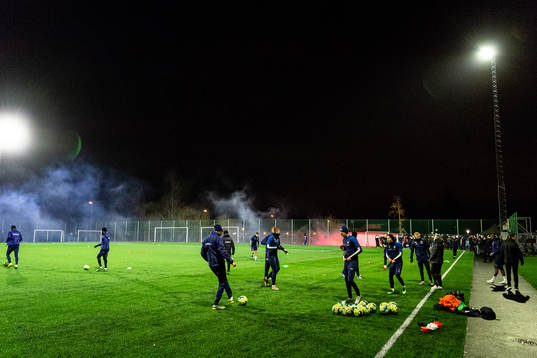 Spelarna välkomnas med fyrverkeri och pyroteknik