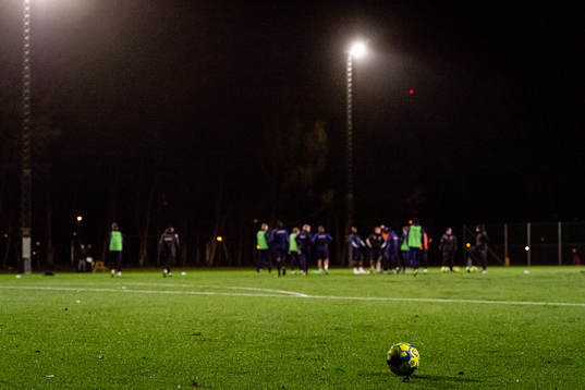 En fotboll ligger på gräsmattan