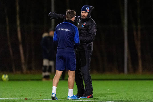 Tränare Olof Mellberg instruerar Brandur Hendriksson