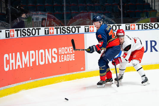 Kalle Östman of Djurgården and Petr Koukal of Mountfield