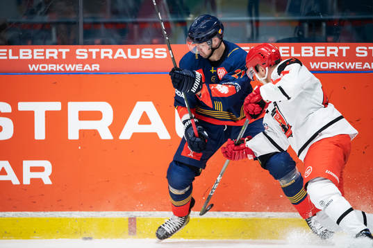 Patrik Berglund of Djurgården and Conor Allen of Mountfield