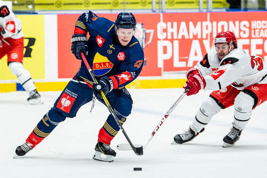 Kalle Östman of Djurgården and Kevin Klima of Mountfield